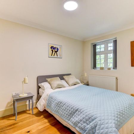 Redhill Town Centre Apartment By Livingo Exterior photo