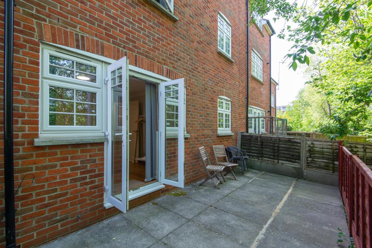 Redhill Town Centre Apartment By Livingo Exterior photo
