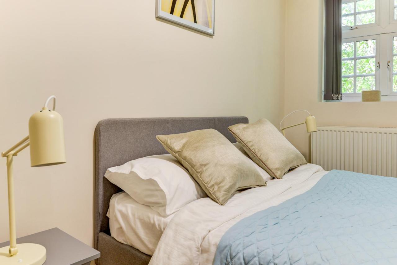 Redhill Town Centre Apartment By Livingo Exterior photo