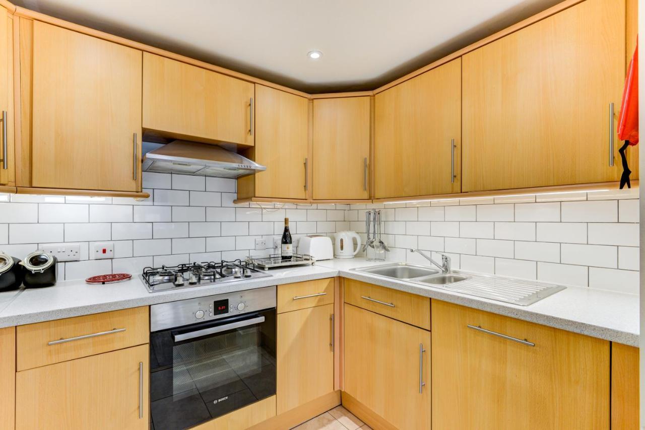 Redhill Town Centre Apartment By Livingo Exterior photo