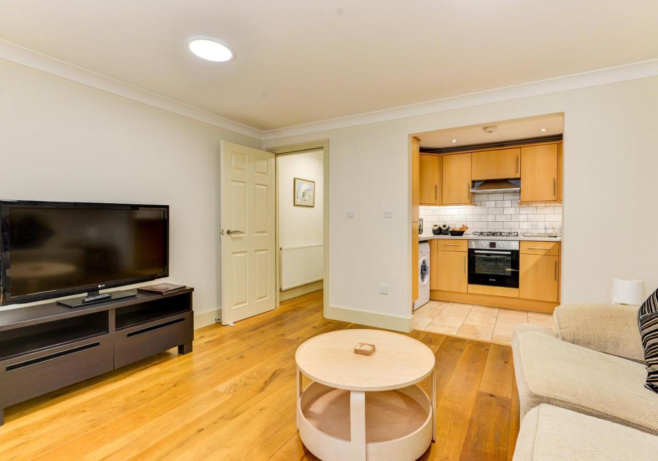 Redhill Town Centre Apartment By Livingo Exterior photo