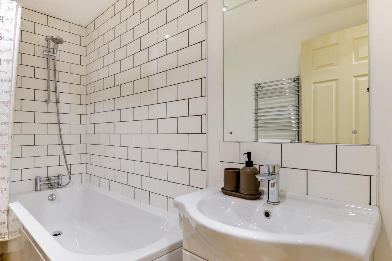 Redhill Town Centre Apartment By Livingo Exterior photo